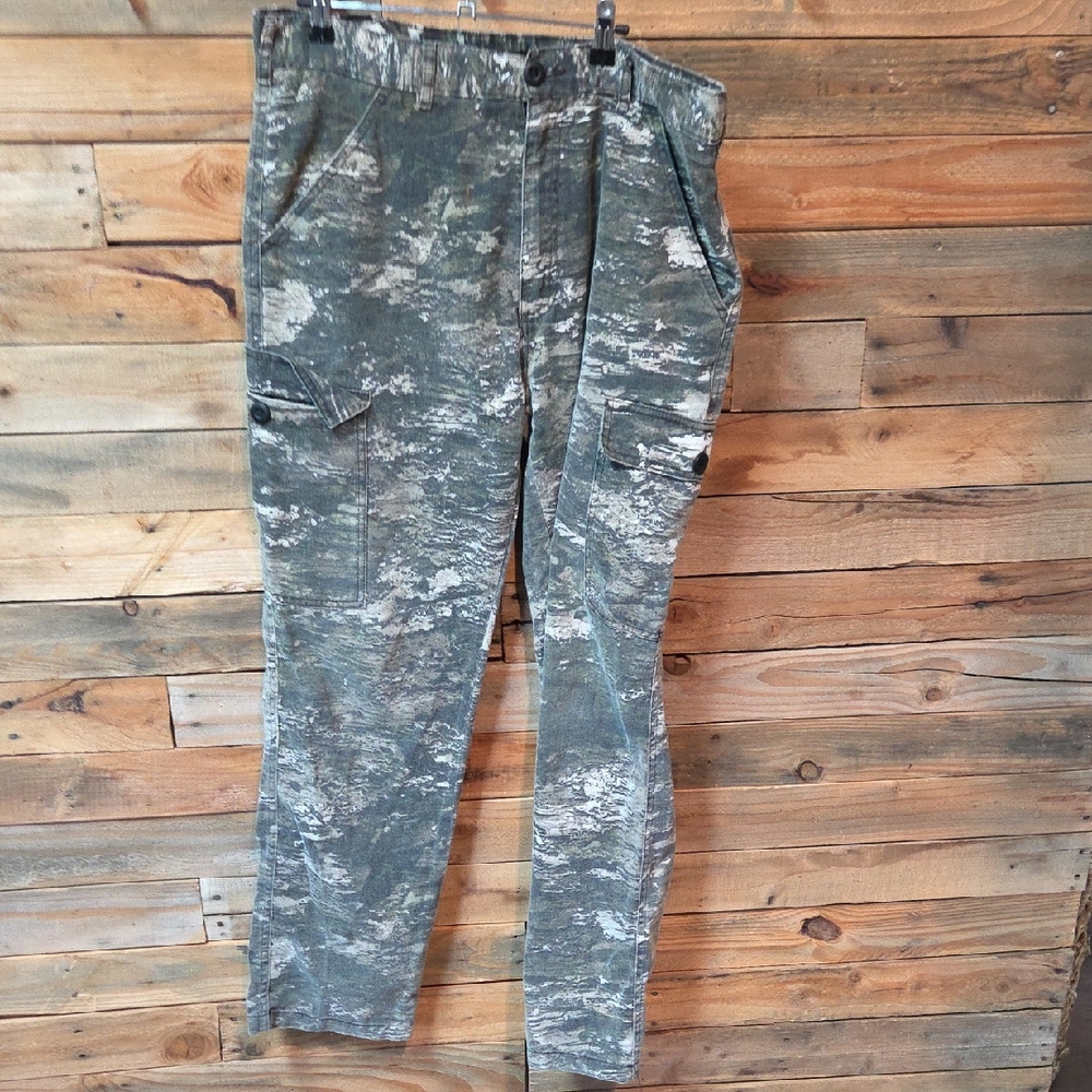 Men's Olive Camo Cargo Pants with Utility Pockets
